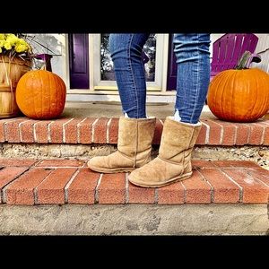 BEARPAW TAN FUR-LINED BOOTS